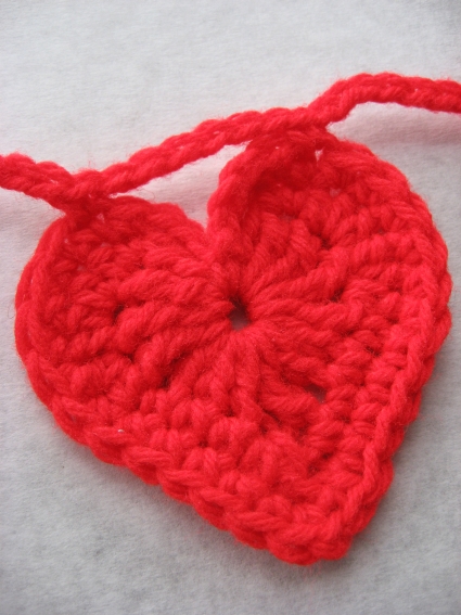 crochet-heart-garland-1