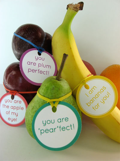 lunchbox printable messages tied to fruit with rubber bands 