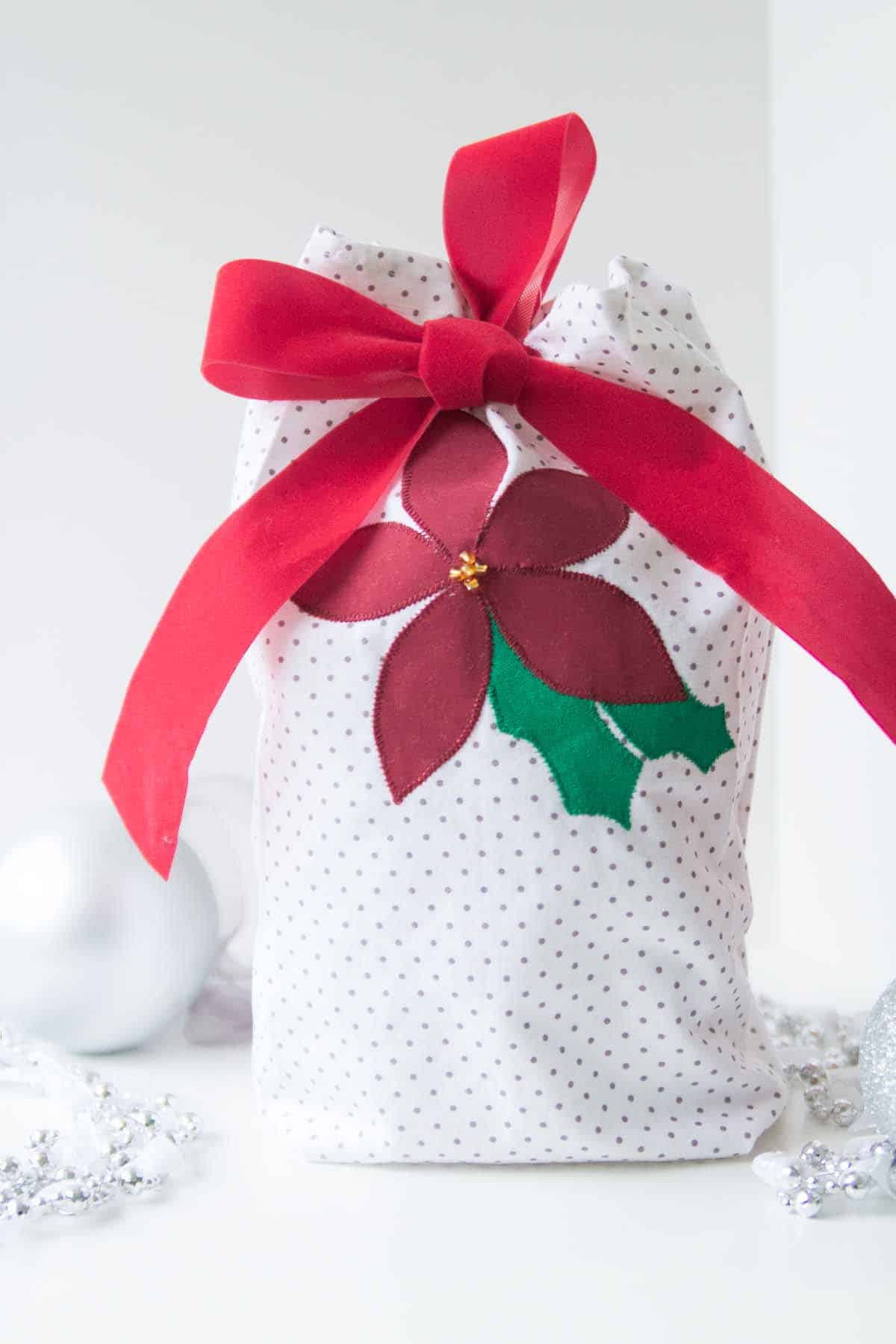 Poinsettia appliquéd gift bag tutorial - sew reusable gift bags and use up your scraps! Sewing tutorial by Melly Sews