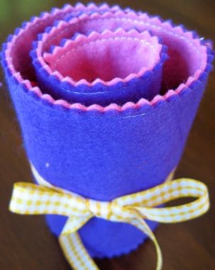 felt-crayon-roll-rolled-up.jpg