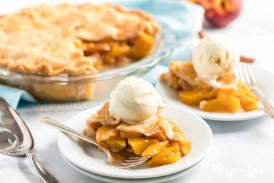 slice peach pie with ice cream