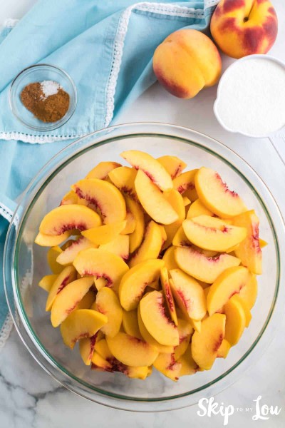 sliced peaches in bowl