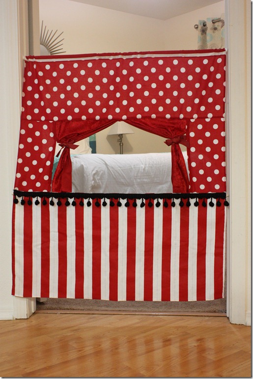 047 red polkadot doorway puppet theater