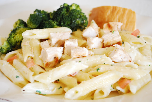 Alfredo Chicken Penne Alfredo Chicken Penne served with broccoli and bread.