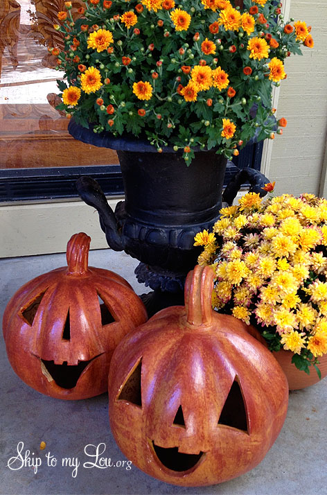 ceramic jack-o-lanterns and mums