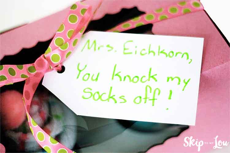 Sock cupcakes in pink gift box with gift tag