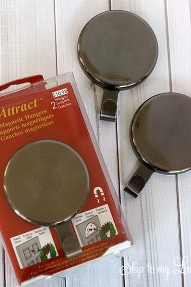Attract-Magnetic-Wreath-Hangers.jpg