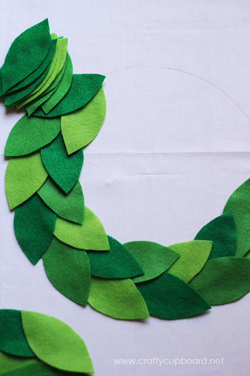 Holly Wreath Leaf Layout