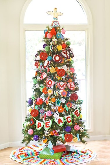 Crochet-Ornament-Decorated-Christmas-Tree.jpg