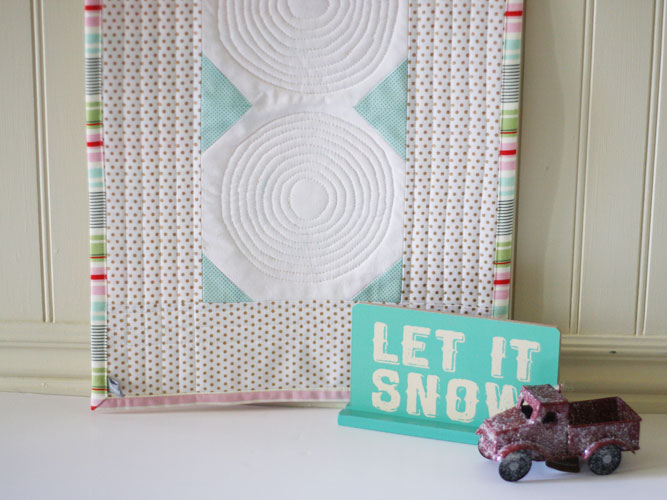 Skiptomyloupinitsnowmantablerunner-close-up