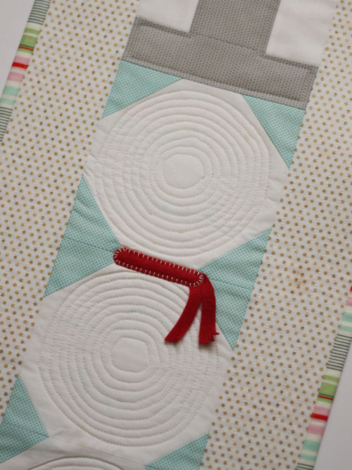 Skiptomyloupinitsnowmantablerunner-snowman-scarf