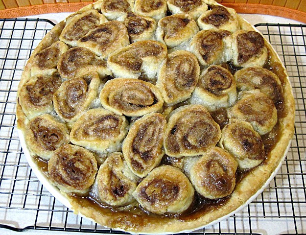 Cinnamon-Roll-Topped-Caramel-Apple-Pie-Lady-Behind-The-Curtain-8