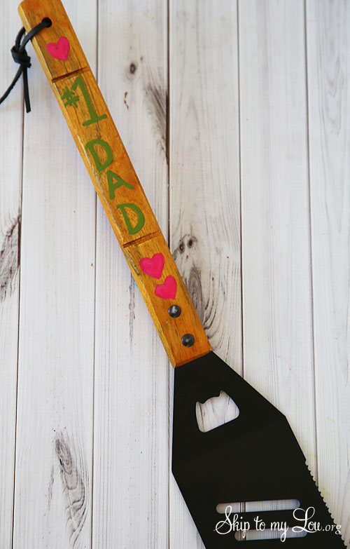 personalized spatula with hearts and number one dad written on the wooden handle