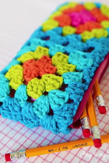 granny-square-zippered-pouch-tutorial.jpg
