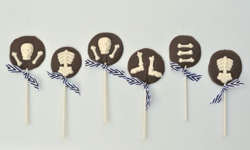 Skull suckers with ribbon