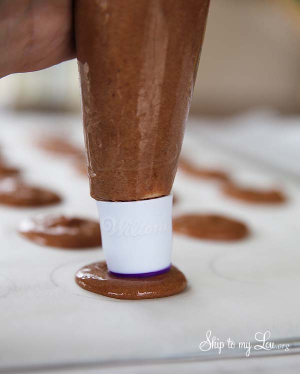 French Macarons piping