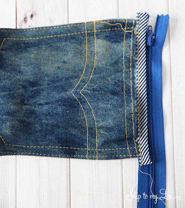 How to put in a zipper