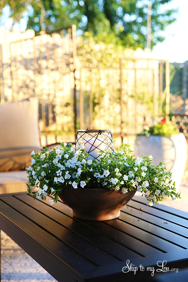 Easy Outdoor Floral Centerpiece | Skip To My Lou