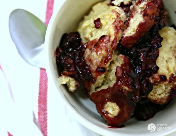 Slow Cooker Blackberry cobbler | TodaysCreativeLife.com