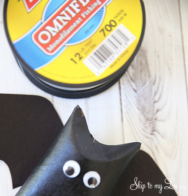 how to hang bat favor