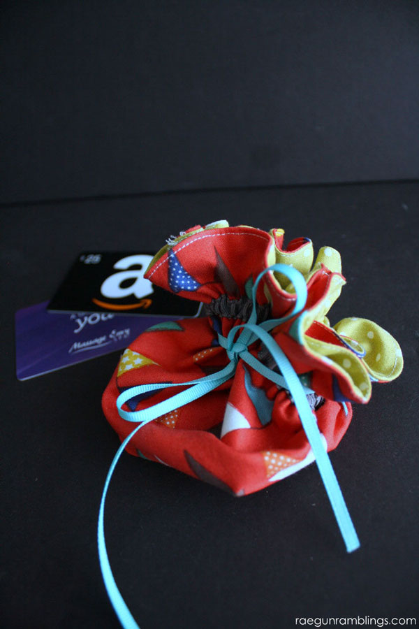 DIY circular pouch sewing tutorial. Easy and quick.