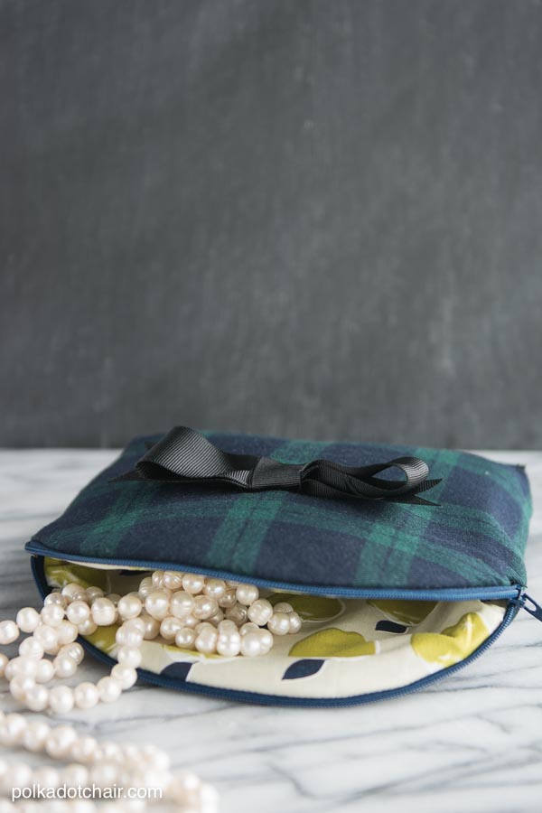 Curved Zip Pouch Sewing Pattern by Melissa Mortenson of polkadotchair.com