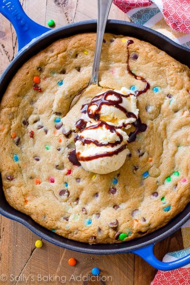 Chocolate-Chip-MMs-Skillet-Cookie.jpg