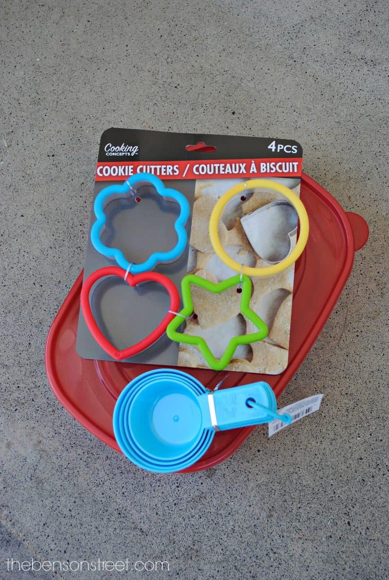 Everything you need to make a portable mini sandbox via thebensonstreet.com