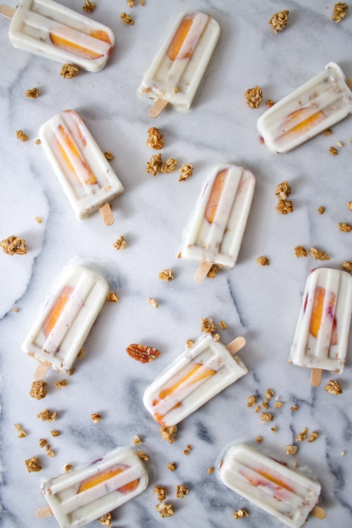 Peaches+and+Cream+Breakfast+Popsicles+via+Unusually+Lovely