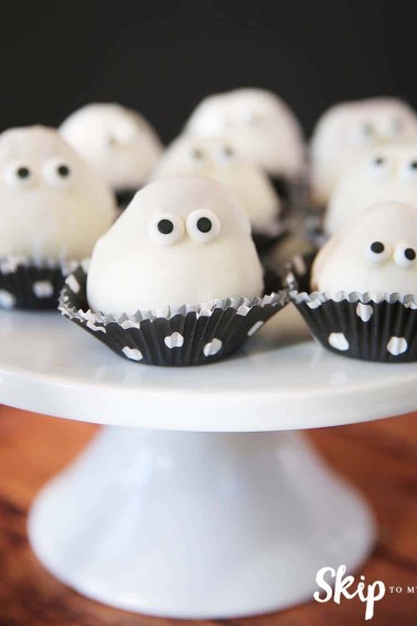 white-chocolate-dipped-strawberries-ghosts