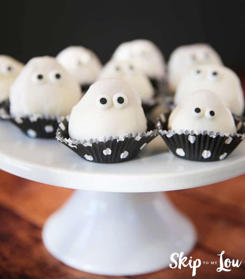 white-chocolate-dipped-strawberries-ghosts
