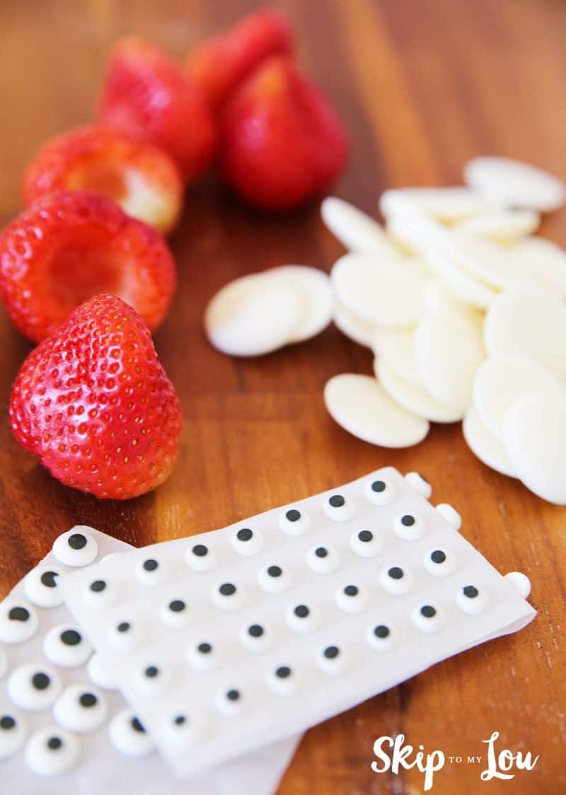 white-chocolate-dipped-strawberry-ghosts