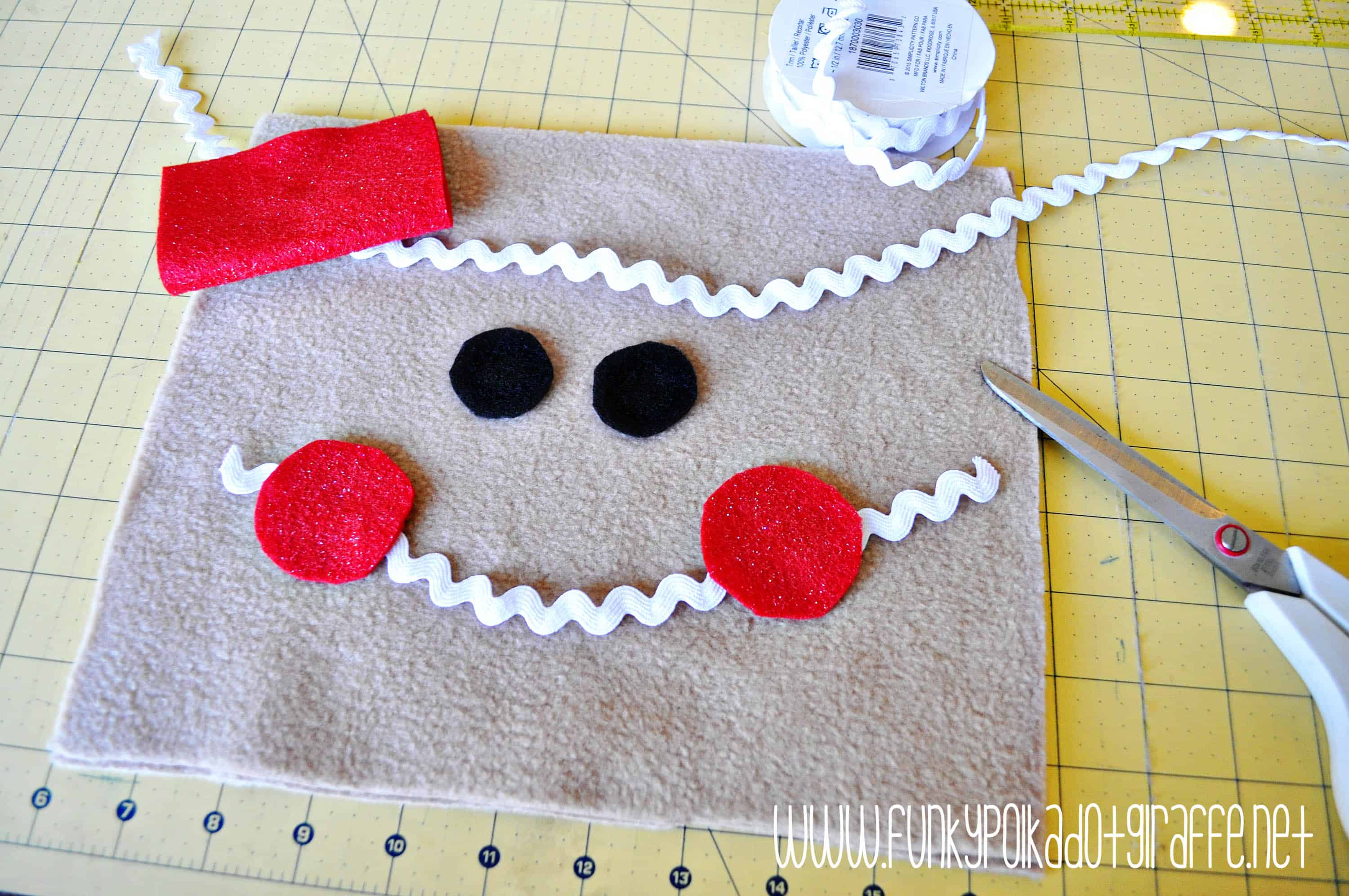 WWW.FUNKYPOLKADOTGIRAFFE.NET The pieces to make the gingerbread purse are laid out to place the face. -Skip To My Lou
