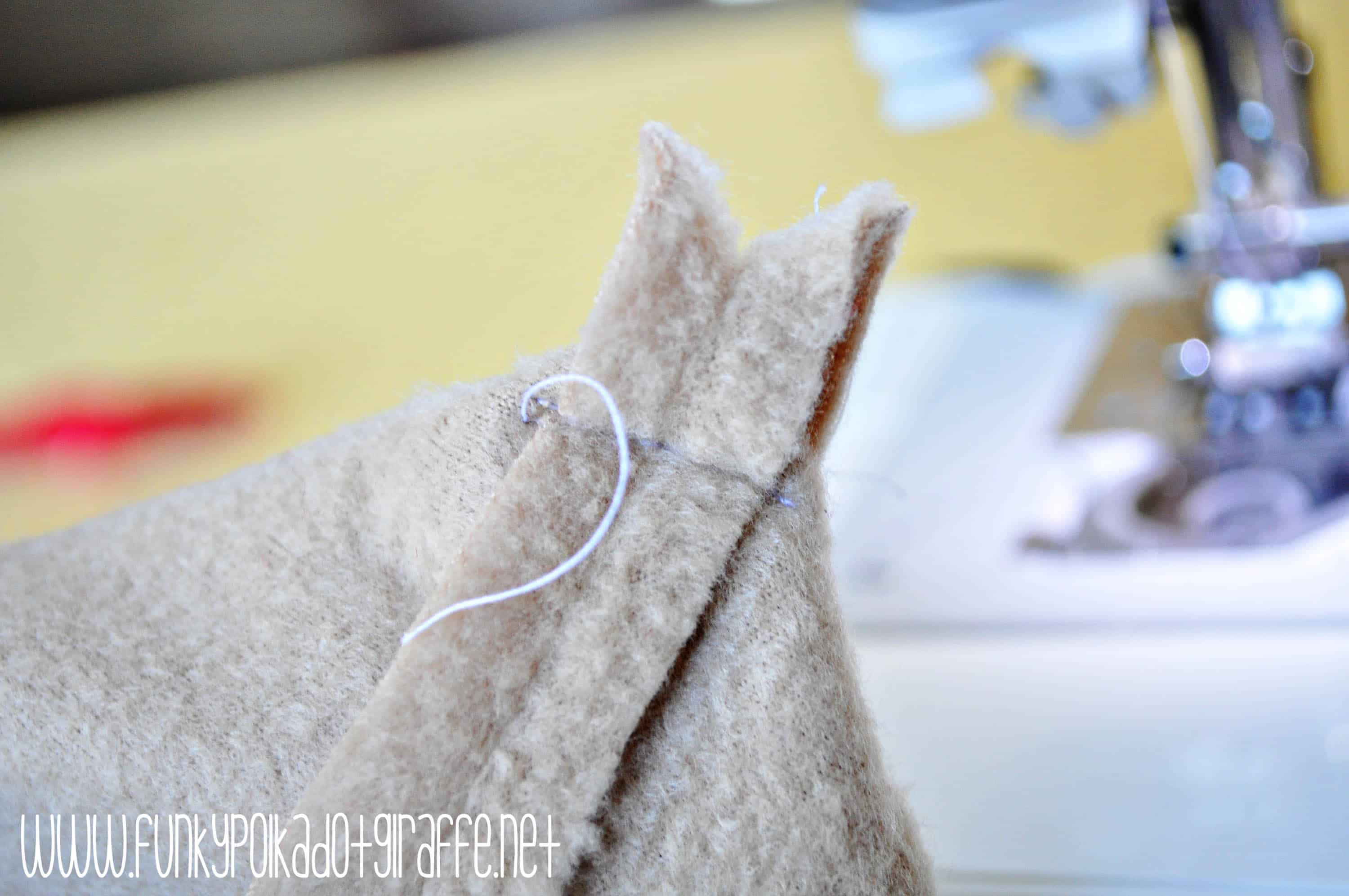 WWW.FUNKYPOLKADOTGIRAFFE.NET
The two brown pieces of felt put together, pinched and flattened to make the corner of the gingerbread purse. -Skip To My Lou