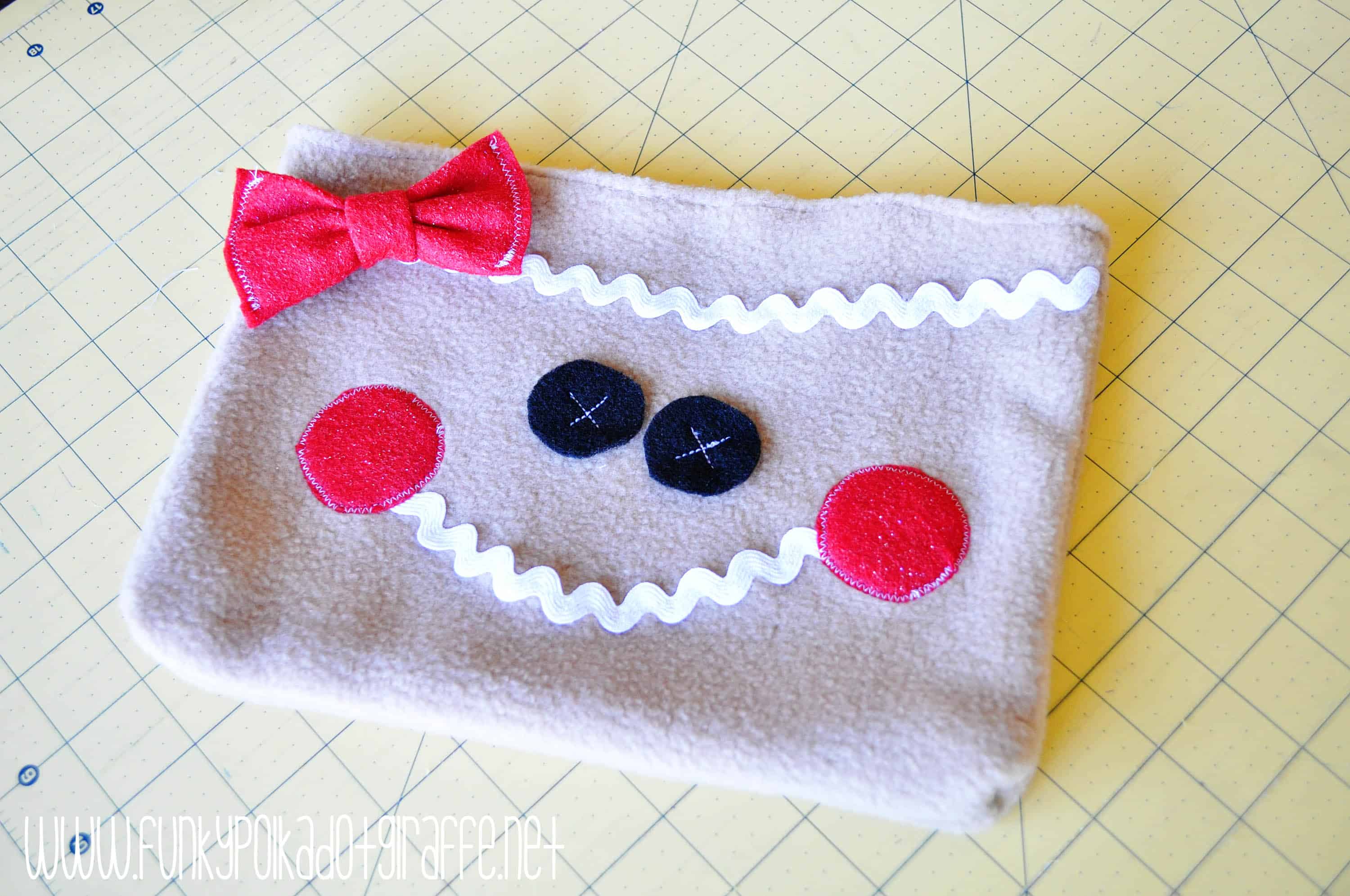 WWW.FUNKYPOLKADOTGIRAFFE.NET
Gingerbread purse with face and icing on it and red bow placed on it. -Skip To My Lou