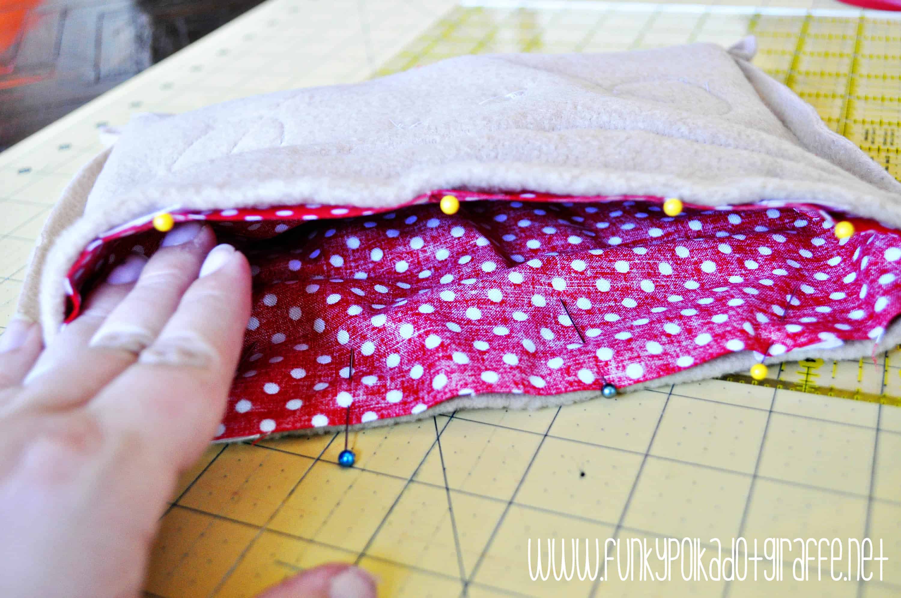 WWW.FUNKYPOLKADOTGIRAFFE.NET
Lining pinned to inside of gingerbread purse and pinned. It is ready for sewing. -Skip To My Lou
