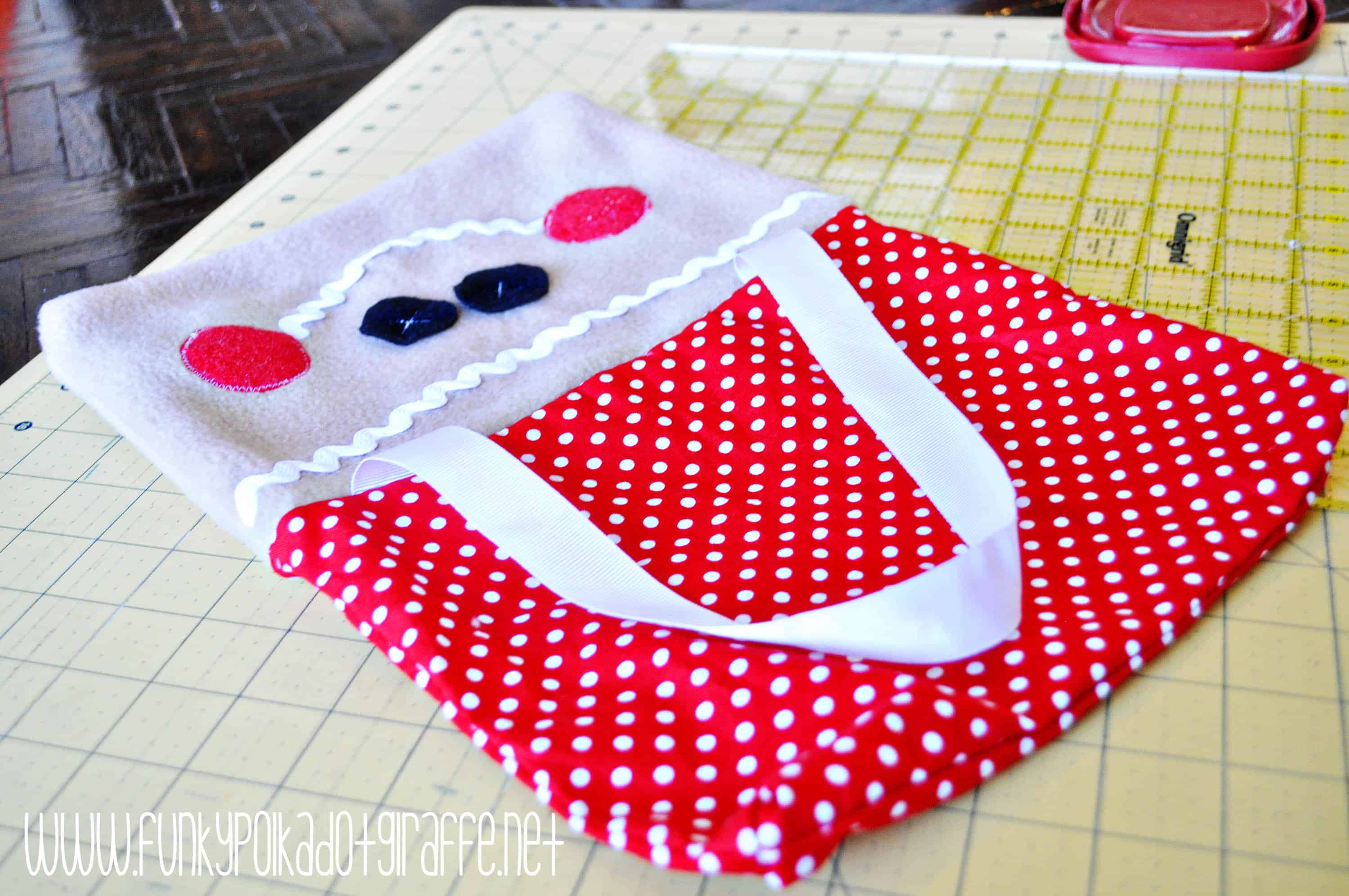 WWW.FUNKYPOLKADOTGIRAFFE.NET Ginger bread purse flipped right side out with the red and white polka dot lining not tucked in.. -Skip To My Lou