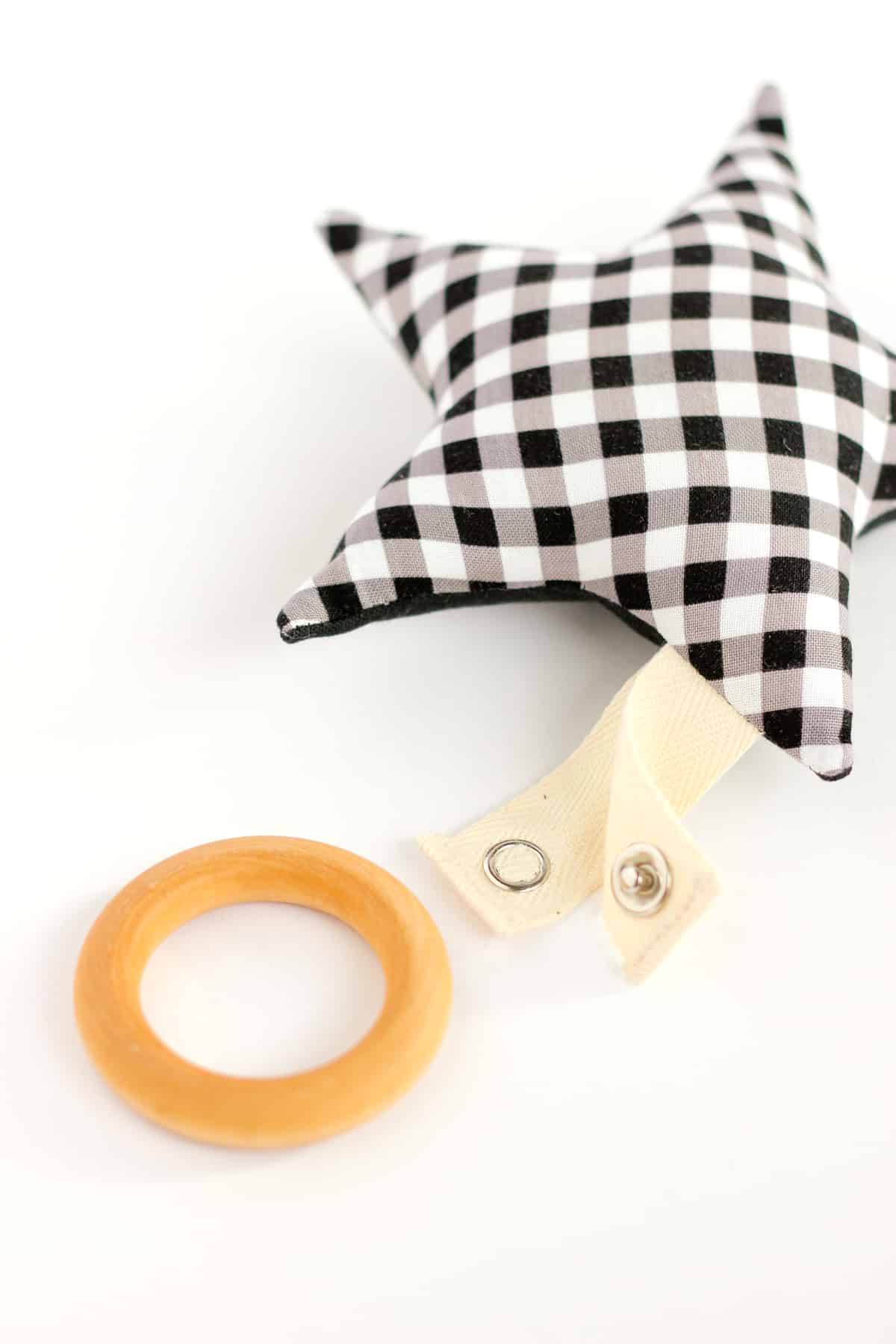 Wood Ring Baby Teether Toy - FREE PATTERN // deliacreates.com for skiptomylou.org