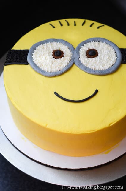 yellow minion cake