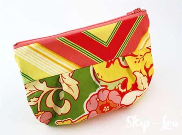 how to make a zippered pouch