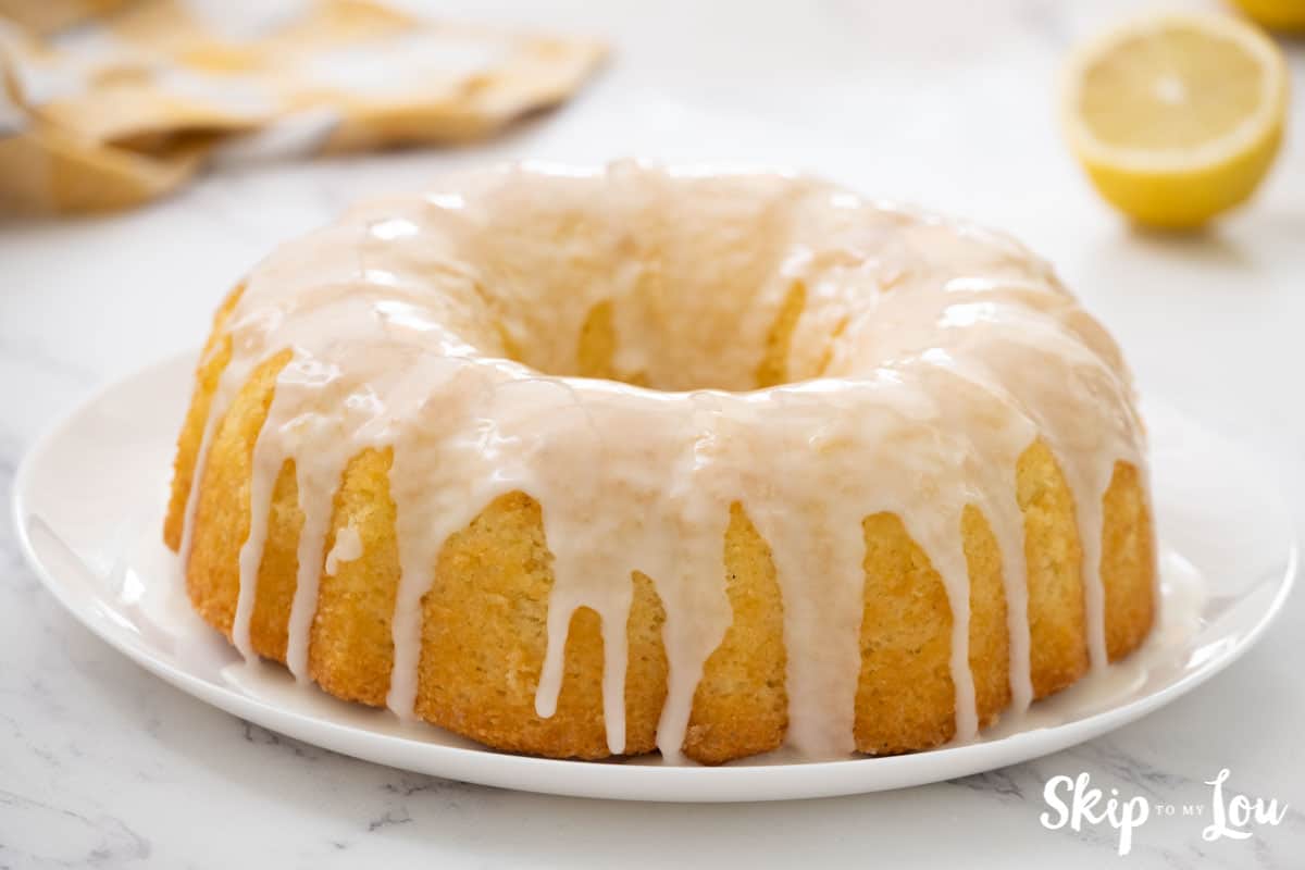 glaze cake while it is still hot