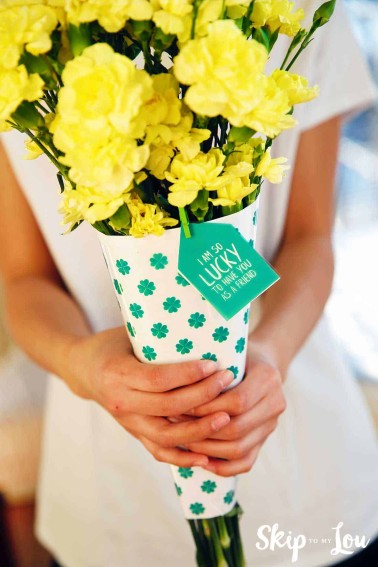 hands holding im lucky to have you as a friend flower wrap