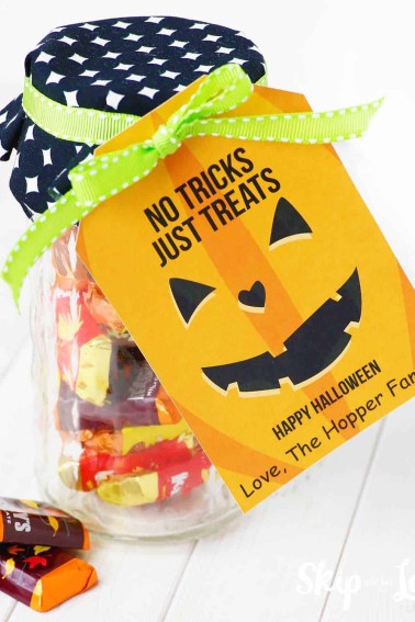 personalized Halloween gift tag on jar of candy
