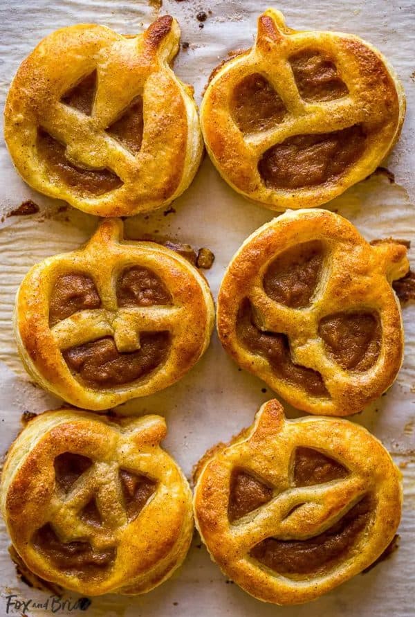 Image shows 6 pumpkin pies shaped like pumpkins