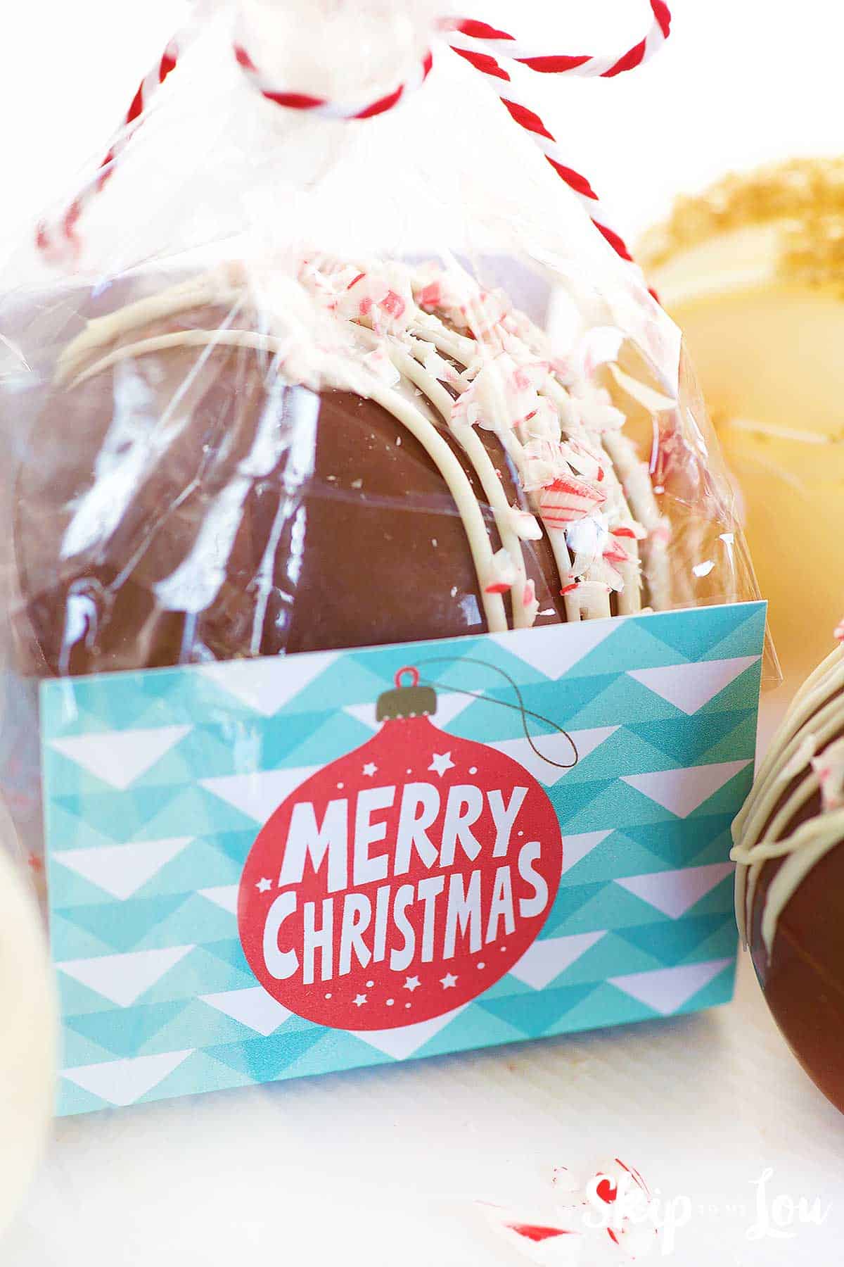 back of cocoa bomb packaging that says merry christmas