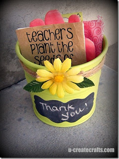 Teacher gift with pot, garden gloves and seeds
