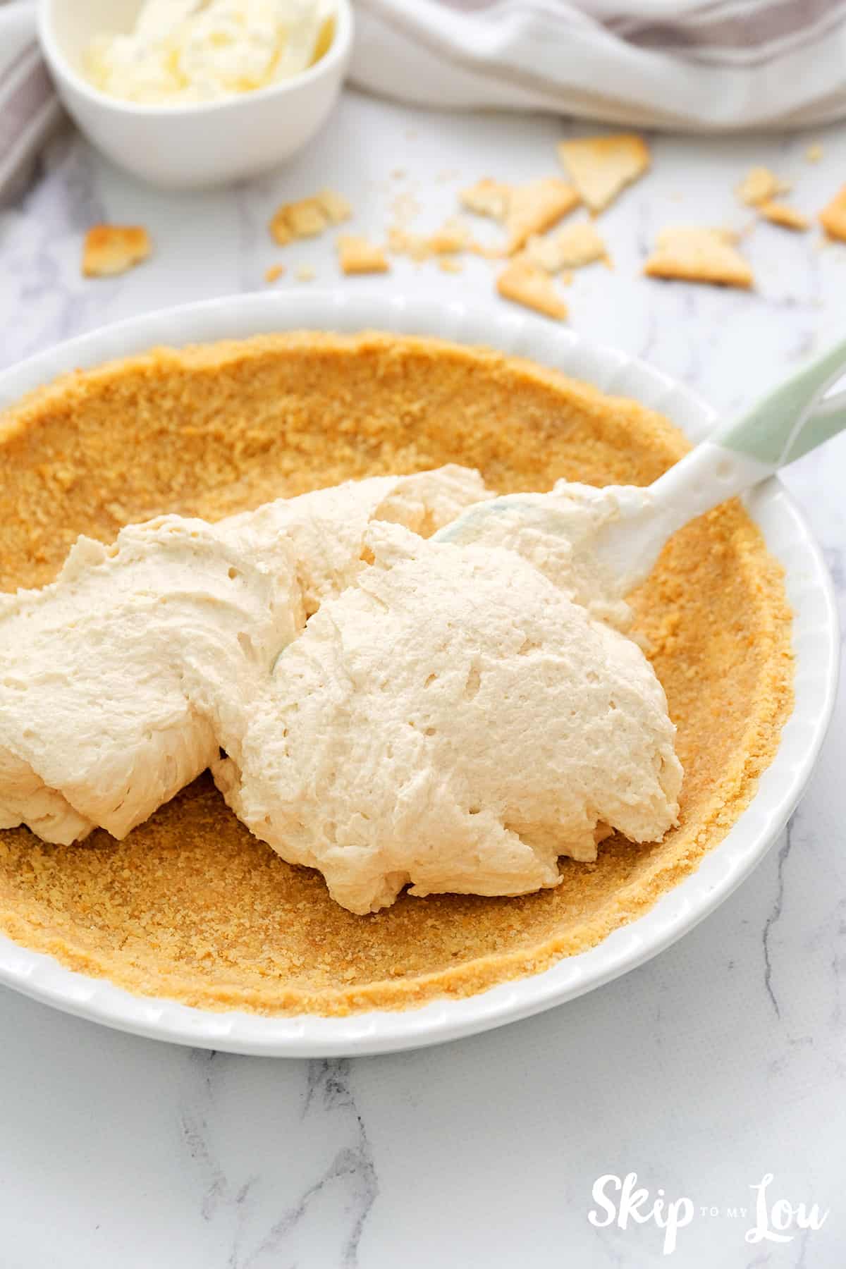 fill graham cracker crust with filling