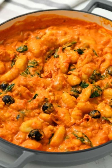 Gnocchi with tomatoes, pine nuts and spinach