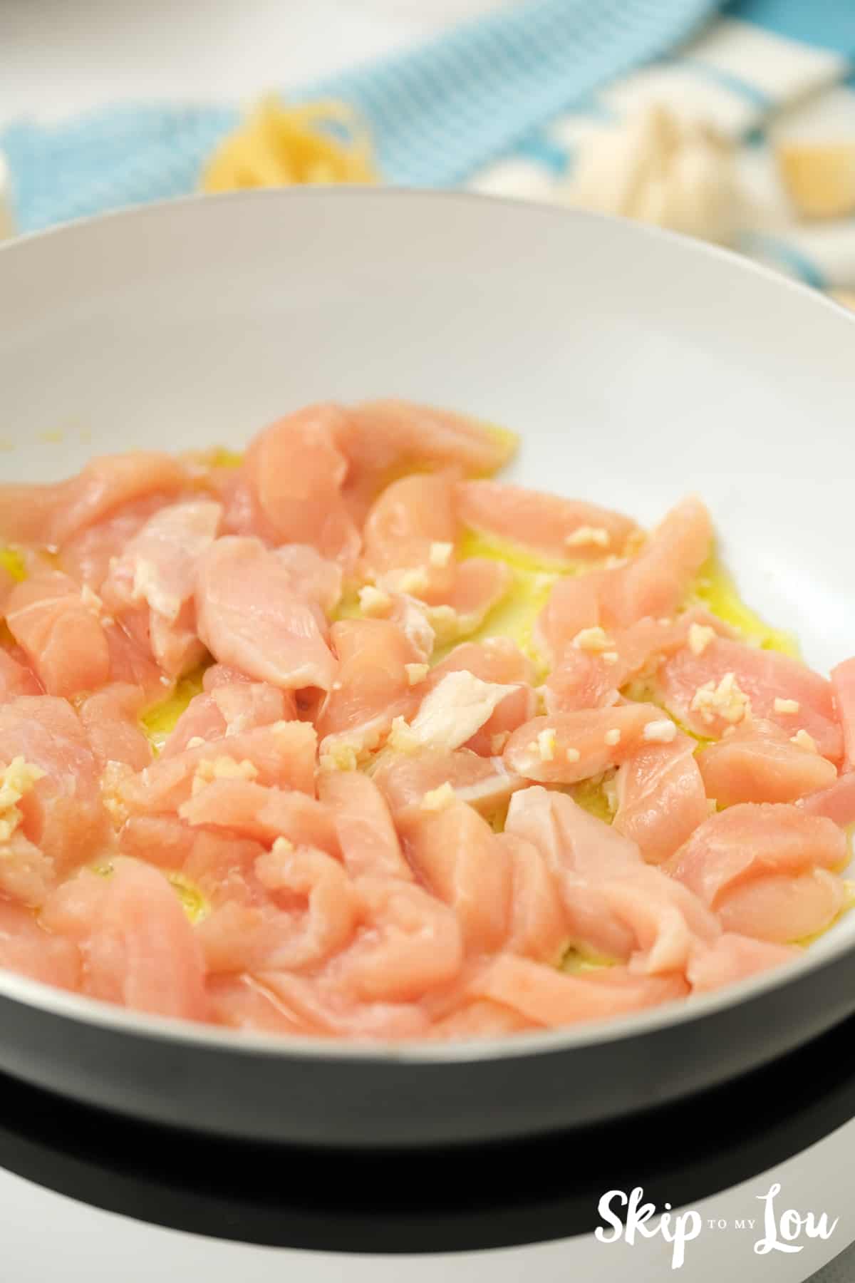 cook raw chicken in olive oil fettuccine alfredowith garlic for one pot 