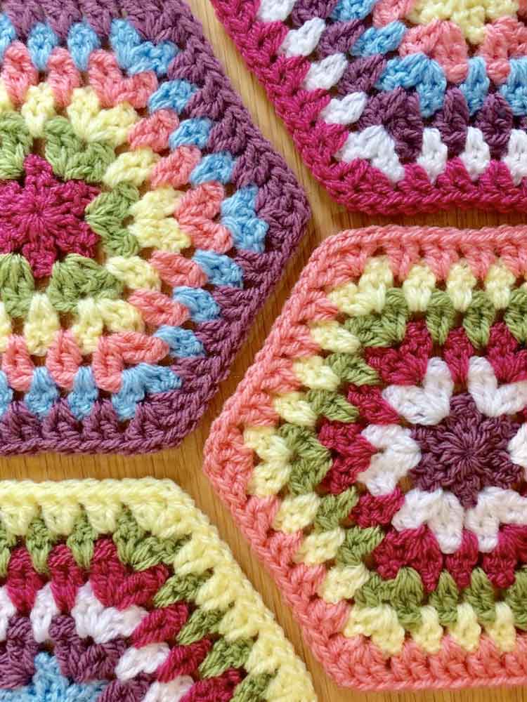 free pattern for hexagon granny squares with different colored yarns